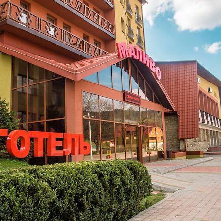 Malyvo Hotel Dilyatyn エクステリア 写真