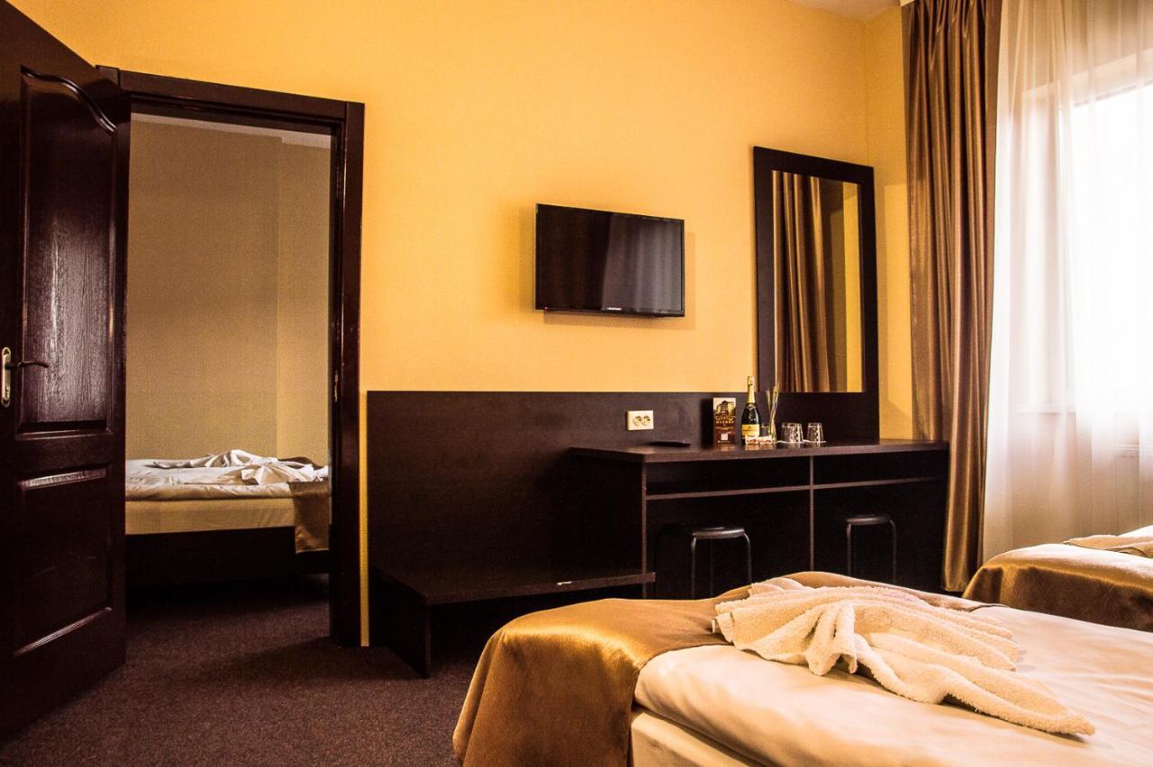 Malyvo Hotel Dilyatyn エクステリア 写真