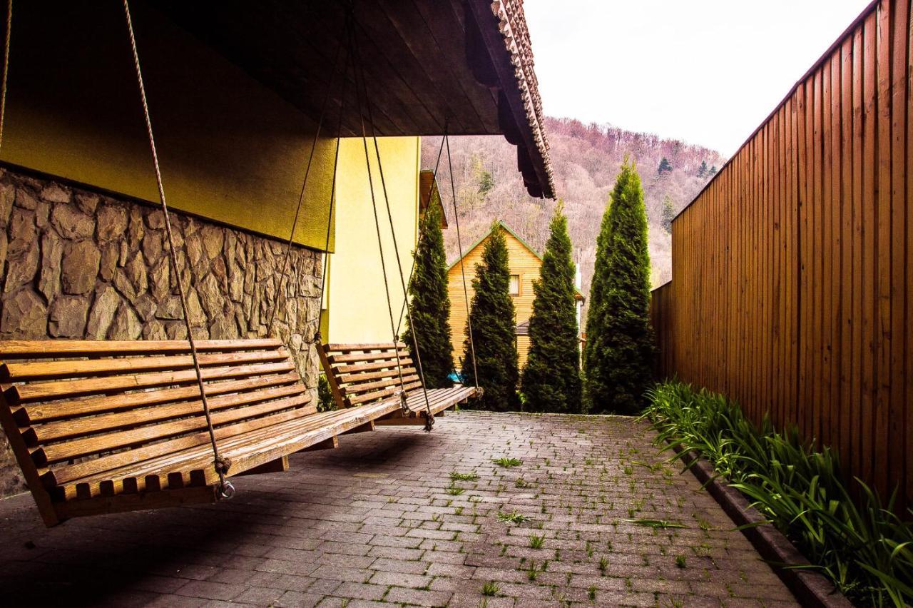 Malyvo Hotel Dilyatyn エクステリア 写真