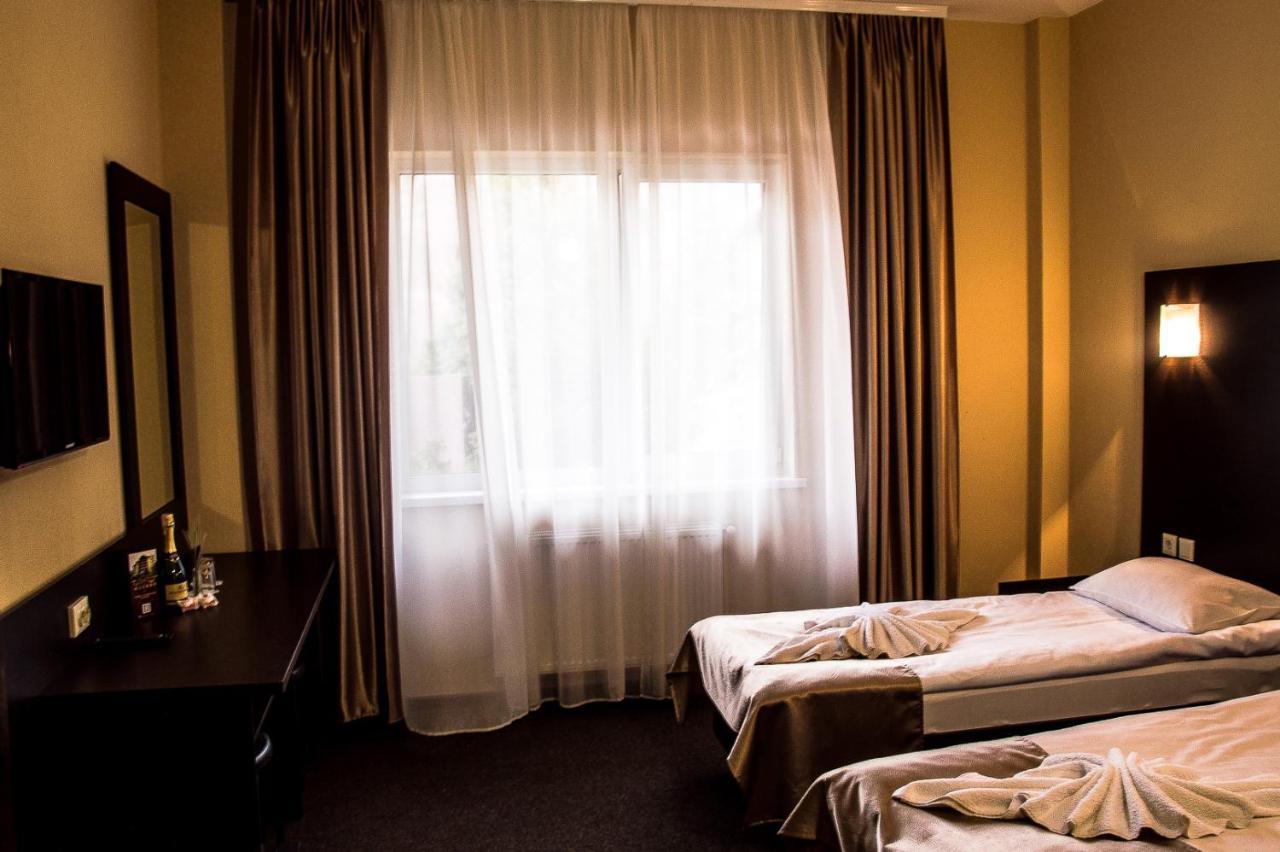 Malyvo Hotel Dilyatyn エクステリア 写真