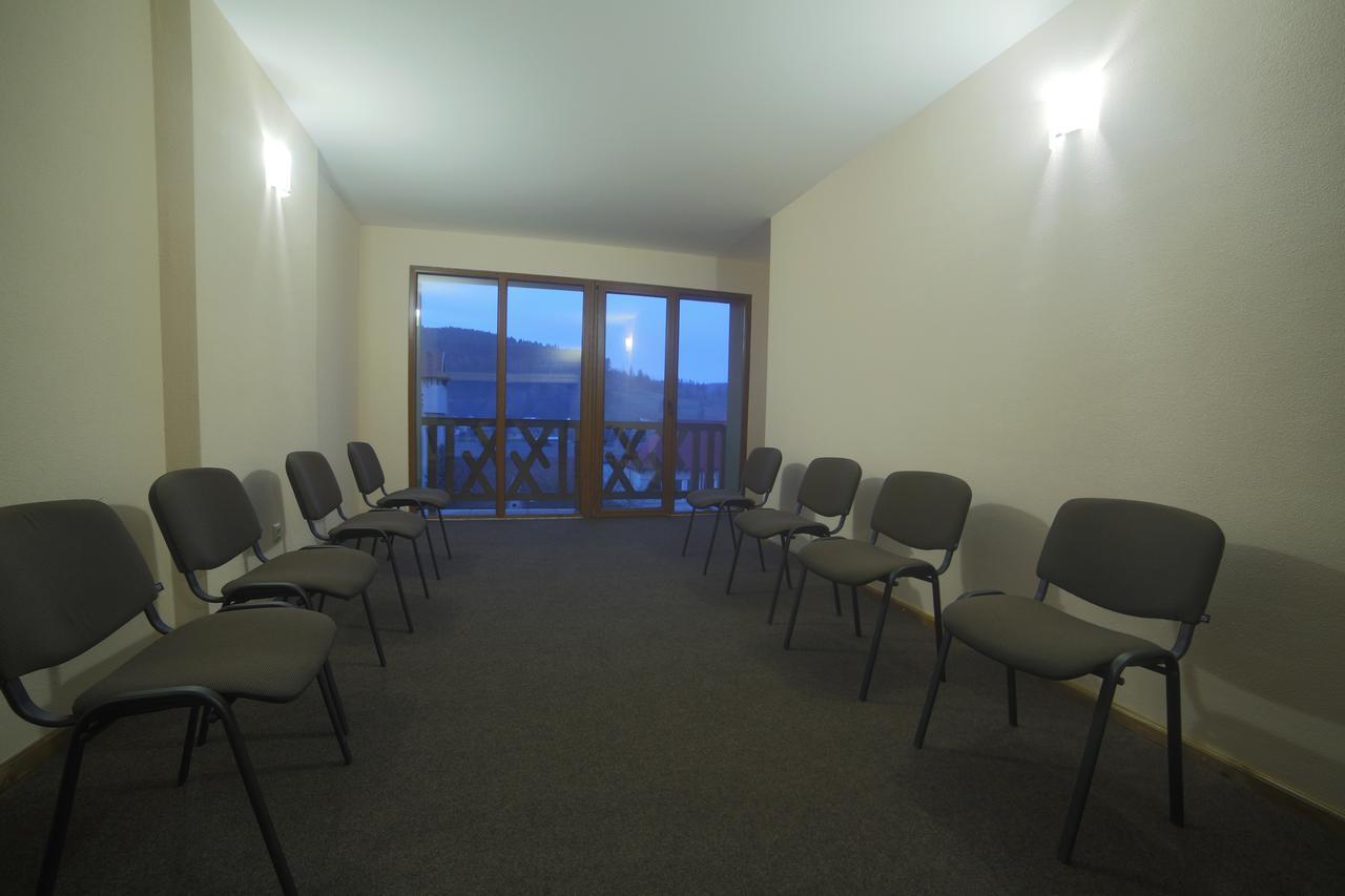 Malyvo Hotel Dilyatyn エクステリア 写真