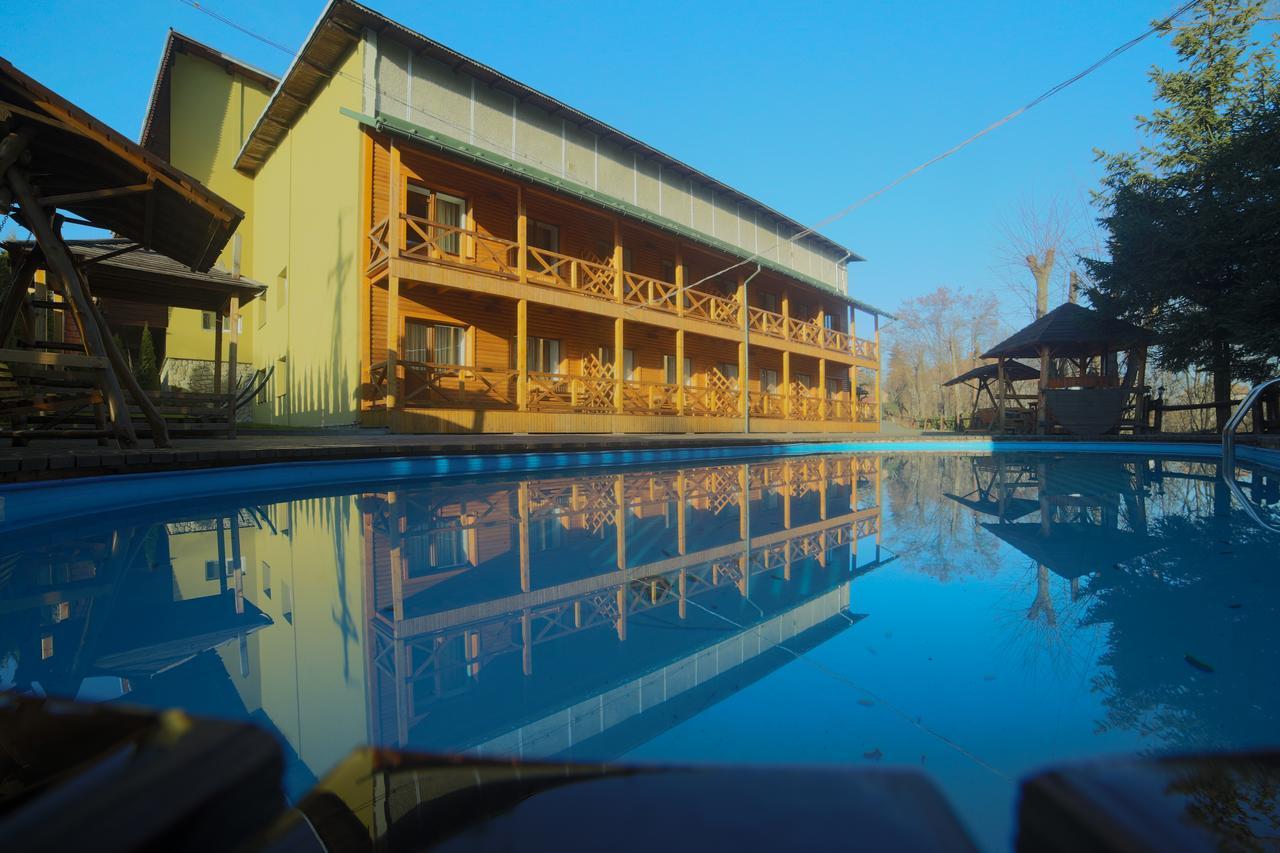 Malyvo Hotel Dilyatyn エクステリア 写真