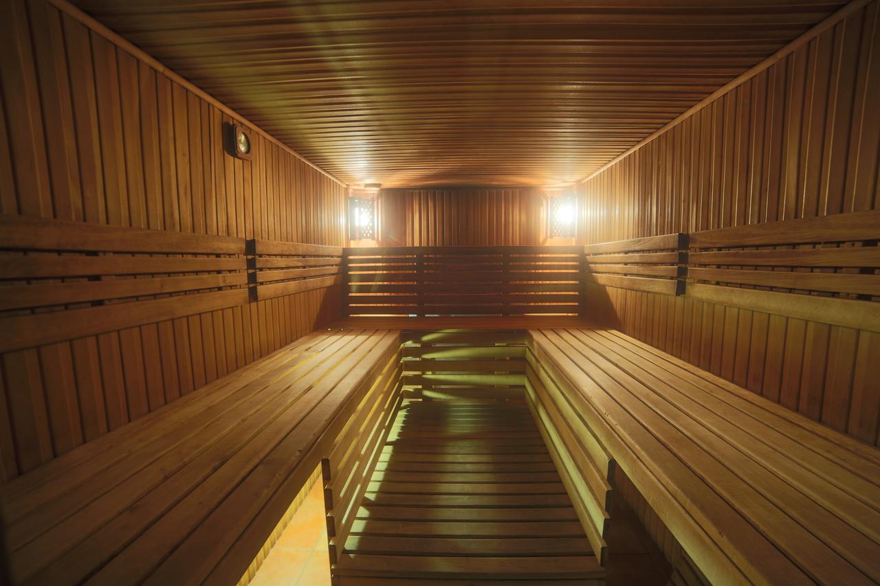 Malyvo Hotel Dilyatyn エクステリア 写真