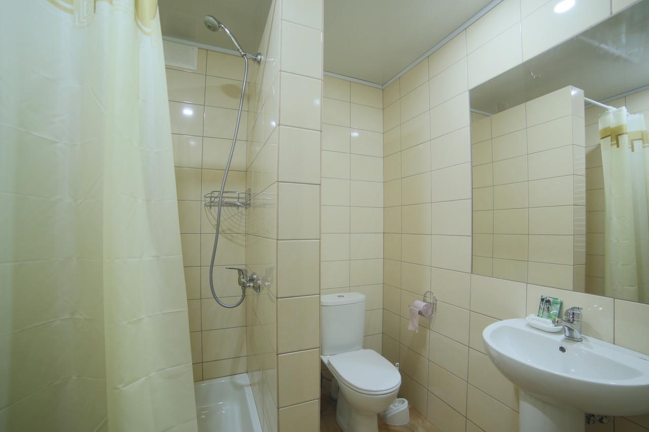 Malyvo Hotel Dilyatyn エクステリア 写真