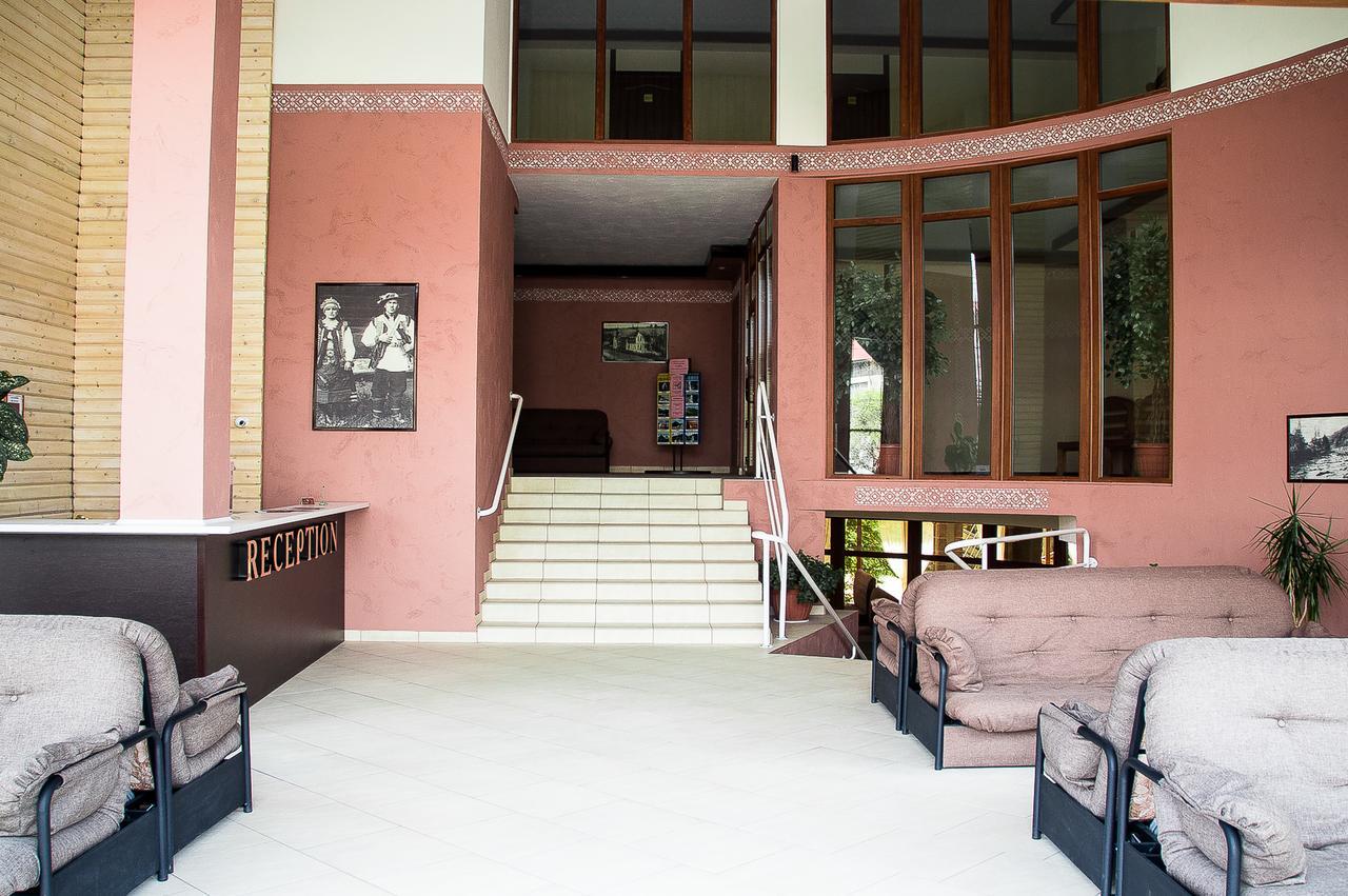 Malyvo Hotel Dilyatyn エクステリア 写真