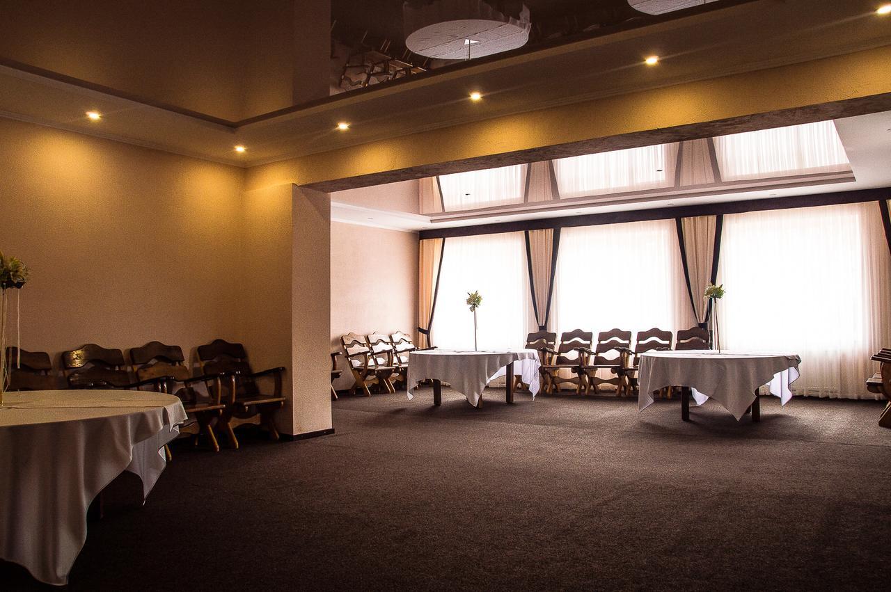 Malyvo Hotel Dilyatyn エクステリア 写真