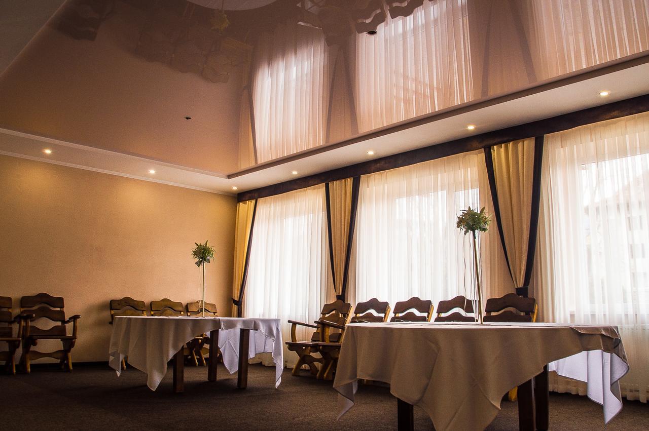 Malyvo Hotel Dilyatyn エクステリア 写真