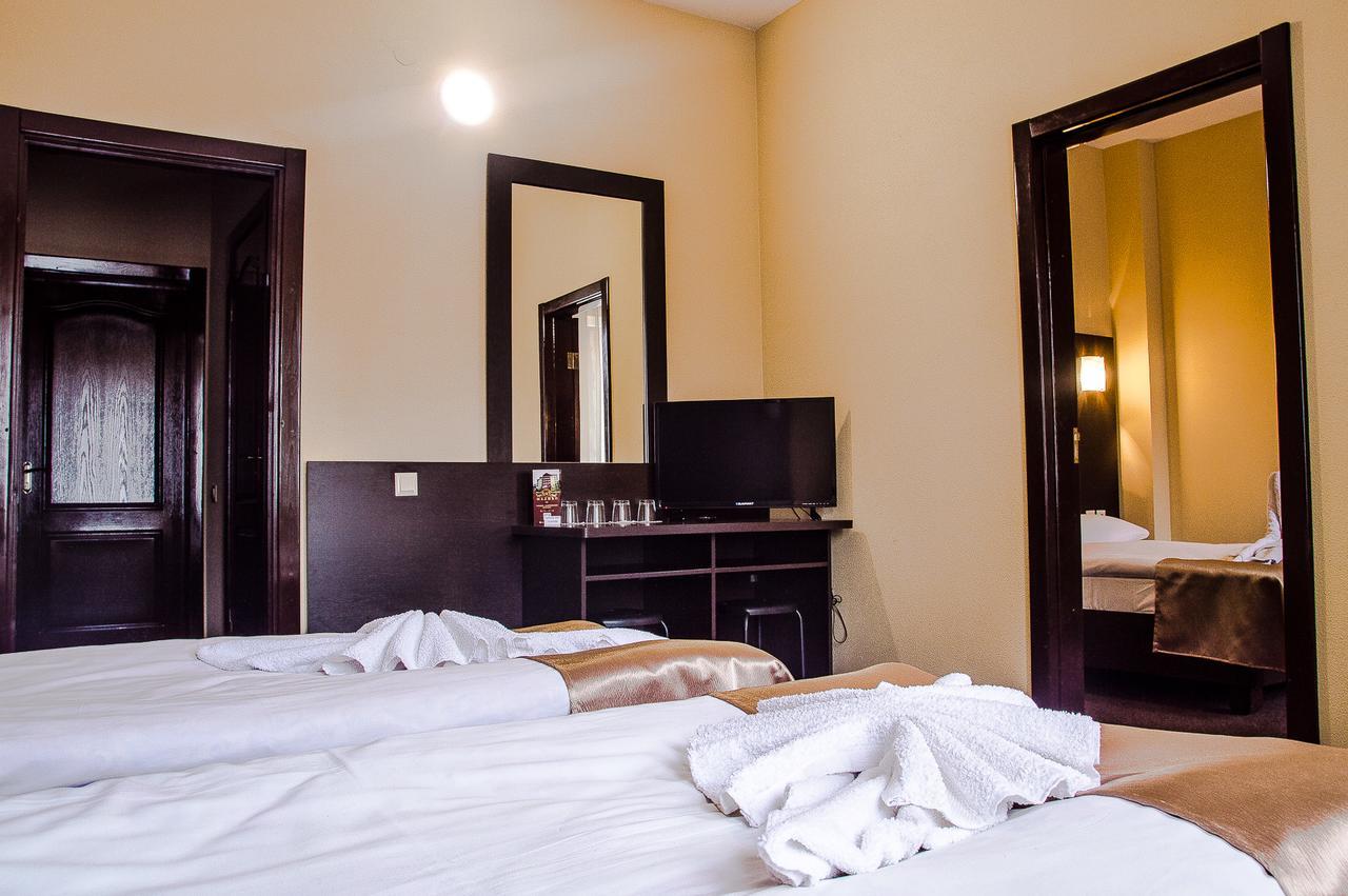 Malyvo Hotel Dilyatyn エクステリア 写真
